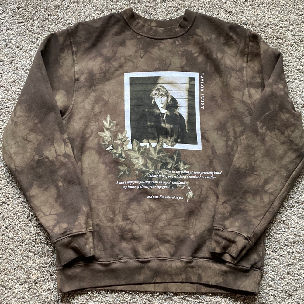 Taylor Swift Brown Tie-Dye Photo Graphic Sweatshirt